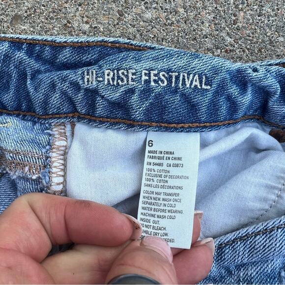 AEO hi rise festival frayed hem distressed front jean shorts Size 6 - Picture 4 of 4